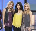 selena-with-chelsea-staub-emily-osment-selena-gomez-10141626-640-541[1]