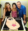 selena-gomez-cake-convention-01