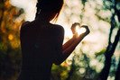 pretty,coeur,love,it,heart,hands,light-6e252d90b30c4ccdc4c223459fe4e899_h