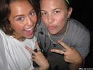 Miley-Cyrus_COM_OntheSet_010