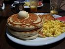 Breakfast-ing in a great Sunday morning. Look at those delicious pancakes!