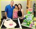 selena-gomez-cake-convention-03