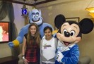 miley-cyrus_dot_com-waltdisneyworldchristmasparade2006-lounge-b002