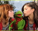 normal_bella-thorne-zendaya-disney-parade-02_thumb