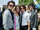 3473_the%20jonas%20brothers%20with%20miley%20cyrus