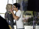 Joe-Jonas-Chelsea-Staub-Kiss002[1]