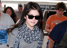 selena_gomez_off_to_the_teen_choice_awards_main_2607