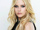 Avril_Lavigne_0525_1600X1200_Wallpaper