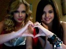 taylor-swift-selena-gomez-twitter-500x375