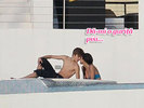 justin-bieber-kiss-selena-gomez-caraibe[1]