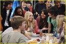 hannah-montana-lunch-crowd-05