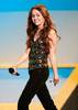 miley-cyrus_dot_com-vh1bigin06-2006dec12-presenting-a001