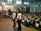 Miley-at-a-primary-school-in-the-UK-09-11-miley-cyrus-16837055-604-453