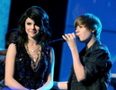 justin-and-selena-gomez-3-Dick-Clark-s-New-Year-s-Rockin-Eve-justin-bieber-9695126-400-311