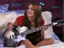 Miley plays the guitar !