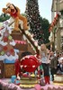 miley-cyrus_dot_com-waltdisneyworldchristmasparade2006-lounge-a003