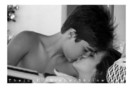 justinbieber-kissing-selenagomez-2011