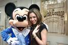 miley-cyrus_dot_com-waltdisneyworldchristmasparade2006-lounge-b001