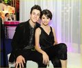 eb78ca1b1255d2fc_0selena-gomez-david-henrie-pr-show-07.xxlarge