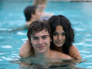 Zac-Efron-Vanessa-Hudgens-zac-efron-9456360-500-375